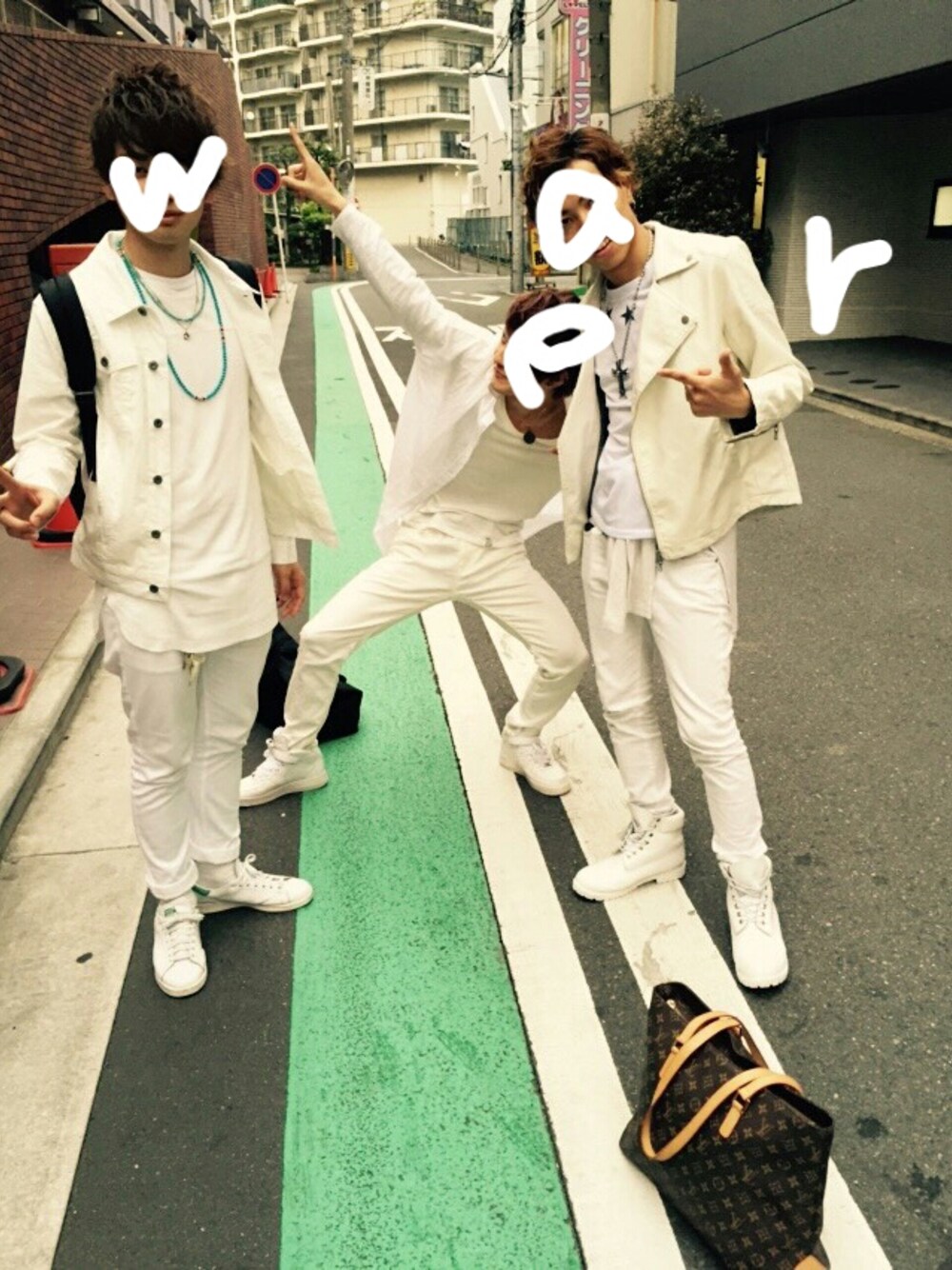「オールホワイト、ホワイトコーデ、トリオ、スタンスミス、ディーゼル、Diesel、school、adidasoriginals、アディダス」｜「adidasのadidas Originals Stan Smith【SP】（スニーカー、グリーン系）」を使った、tatsuさん（メンズ・172cm）の春コーディネートの1枚目の写真