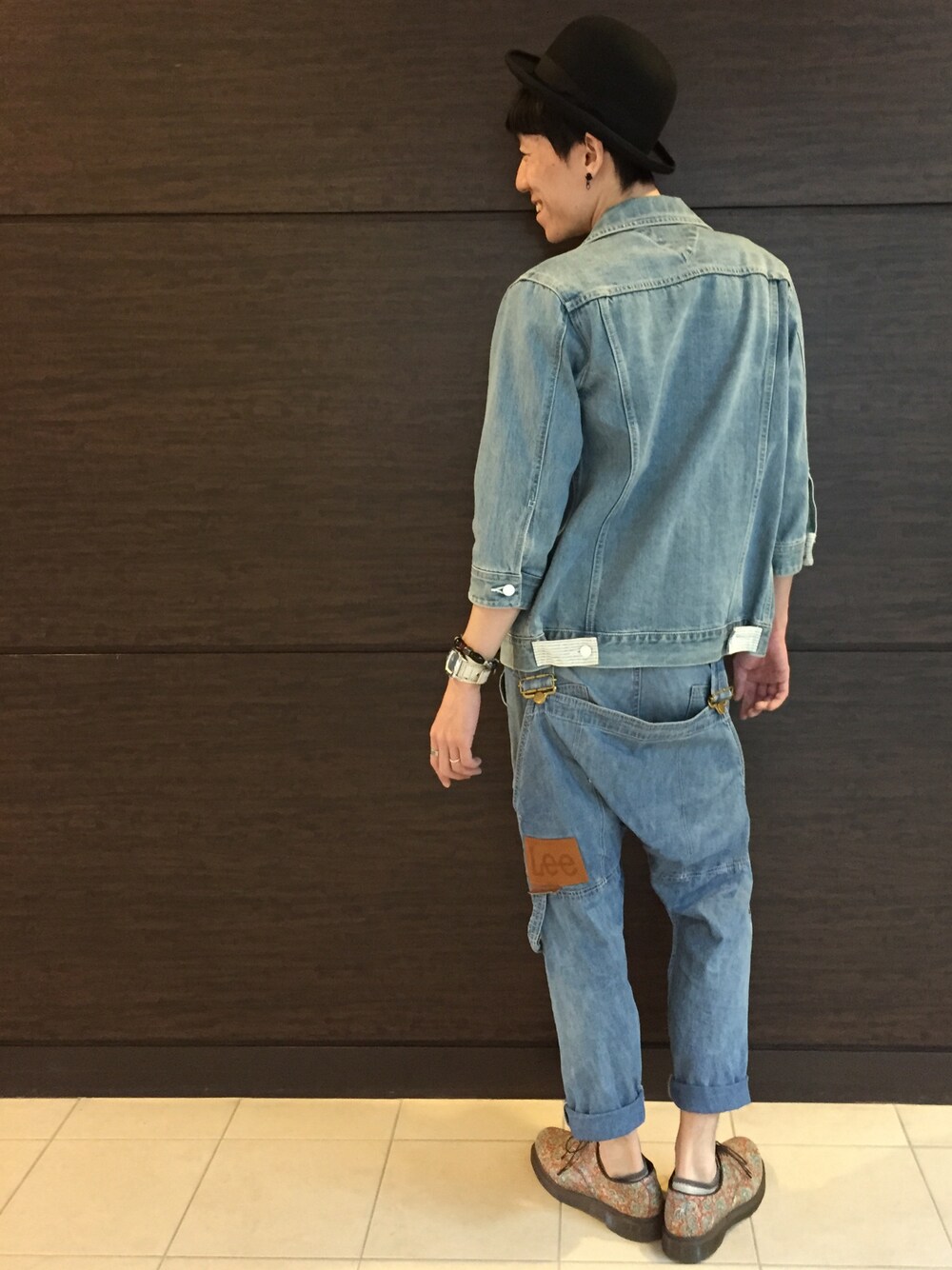 「デニム オン デニム、マローネ・エ・アズーロ、サルエルデニム、Dr.Martens、ペイズリー柄」｜「CA4LAのDERBY 12（ハット、ブラック系）」を使った、観寿さん（メンズ・183cm）の春コーディネートの1枚目の写真