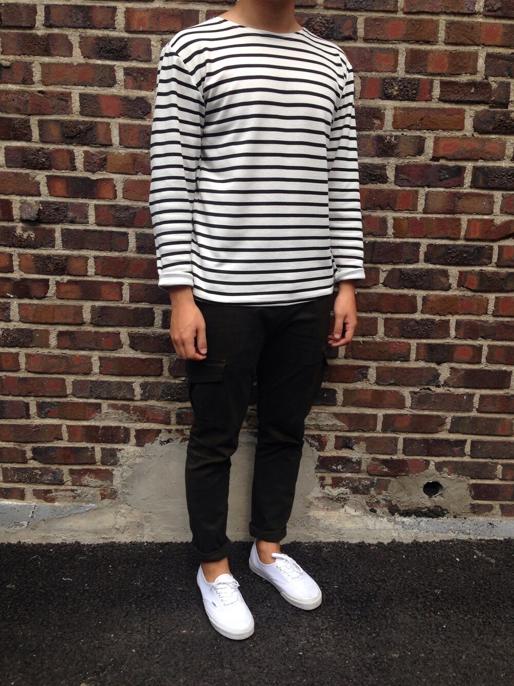 「daily look、fashion、white、stripe、CARGO PANT、VANS、GIORDANO」｜「VANSのVans Authentic canvas sneakers（スニーカー、ホワイト系）」を使った、into Lifeさん（メンズ・171cm）の秋コーディネートの1枚目の写真
