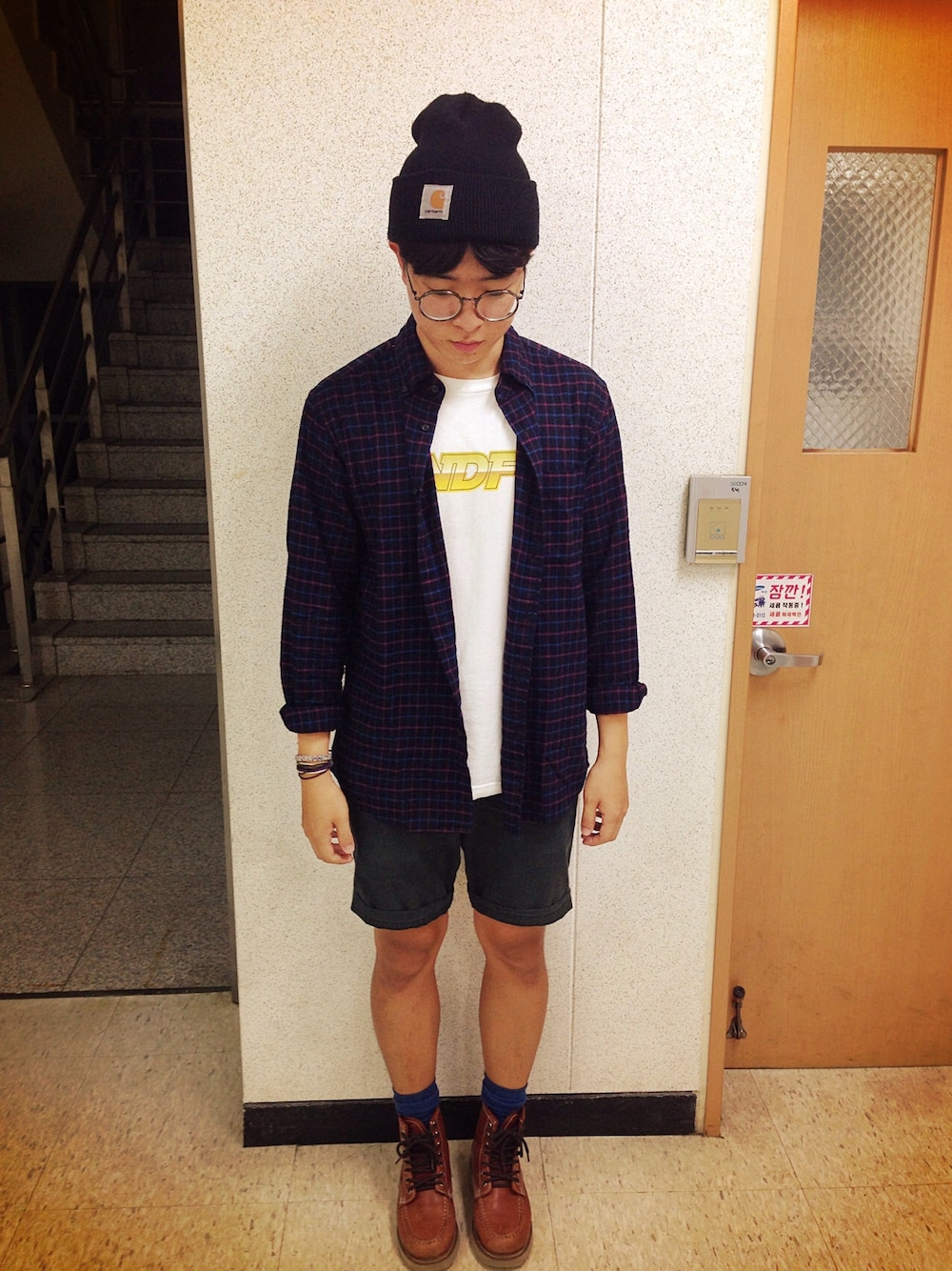 「daily look、carhartt、glasses、UNIQLO、undefeated、blue、Accessories、shirts、socks、black」｜「UNDEFEATED のアイテム（Tシャツ/カットソー、ホワイト系）」を使った、into Lifeさん（メンズ・171cm）の秋コーディネートの1枚目の写真