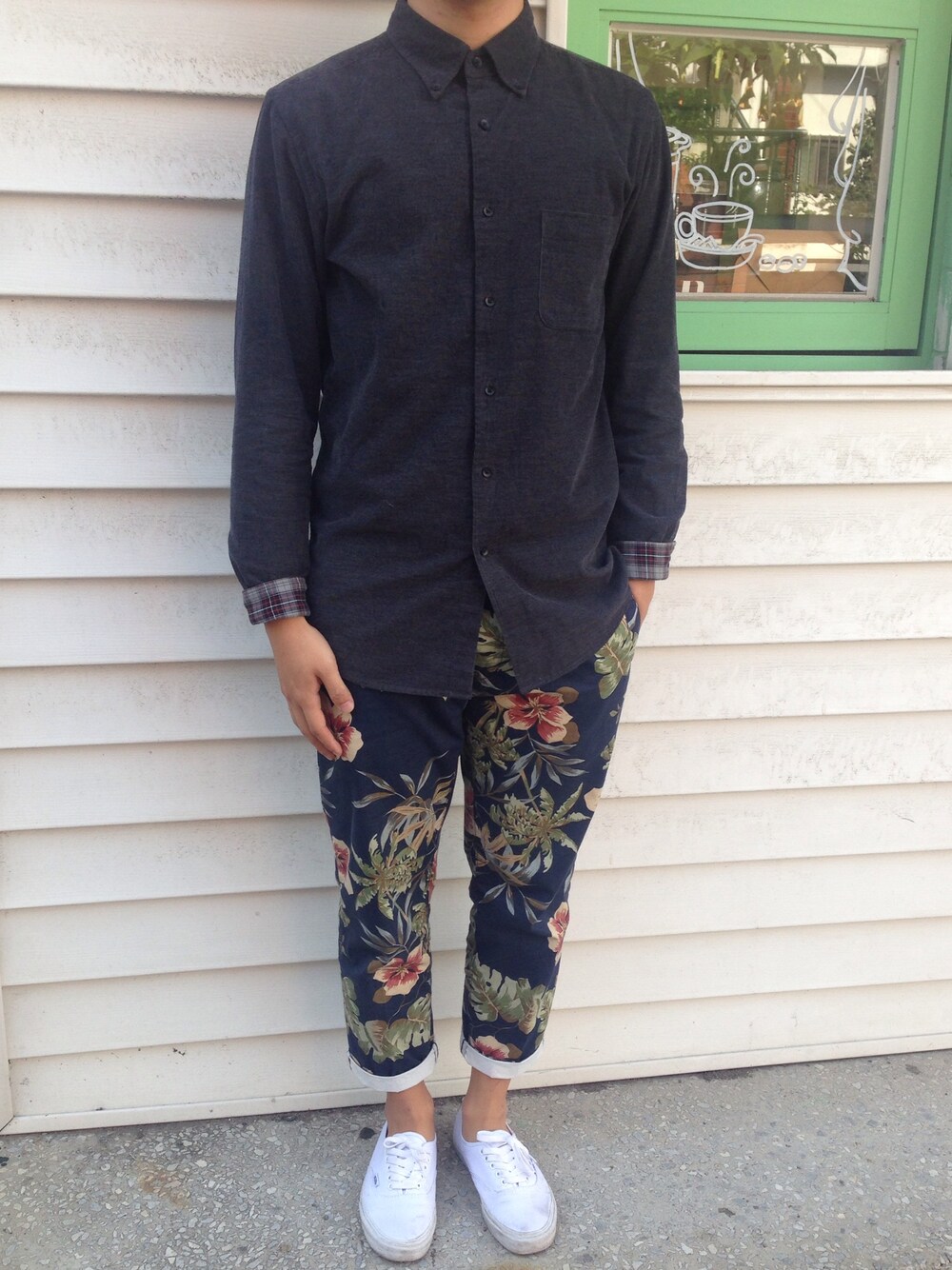 「daily look、no name、flower、corduroy、check、UNIQLO、VANS、gray、black、shirts」｜「UNIQLOのアイテム（シャツ/ブラウス、グレー系）」を使った、into Lifeさん（メンズ・171cm）の秋コーディネートの1枚目の写真