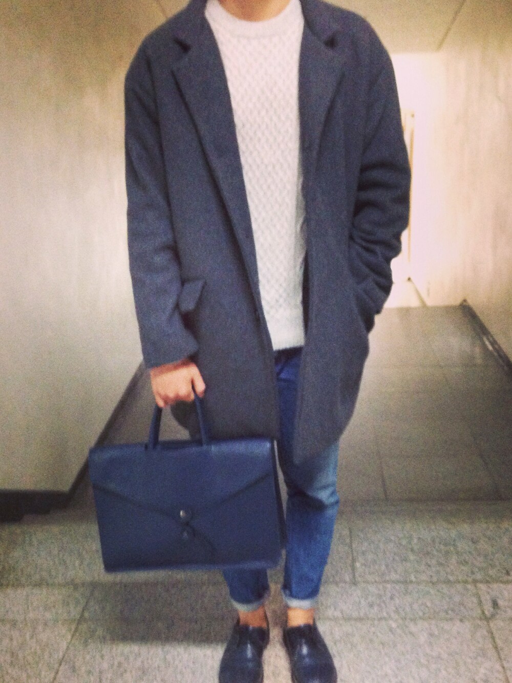 「코트、UNIQLO、revis、Dr.Martens、A-LAND、navy、gray、knit、coat、denim」｜「UNIQLOのアイテム（ニット/セーター、ホワイト系）」を使った、into Lifeさん（メンズ・171cm）の秋コーディネートの1枚目の写真