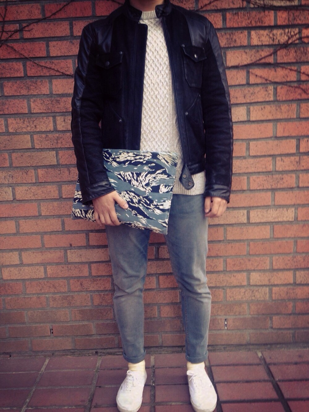 「daily look、black、yellow、가죽자켓、gray、denim、knit」｜「AXのアイテム（ライダースジャケット、ブラック系）」を使った、into Lifeさん（メンズ・171cm）の冬コーディネートの1枚目の写真