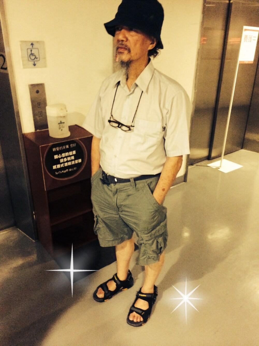 「鼎泰豐、大遠百、大師」｜「KANGOLのアイテム（サンバイザー、ブラック系）」を使った、賴信さん（メンズ・178cm）の夏コーディネートの1枚目の写真