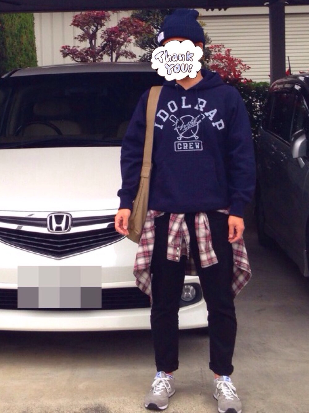 グレー系のスニーカーを着用したメンズの春コーディネートの1枚目の写真