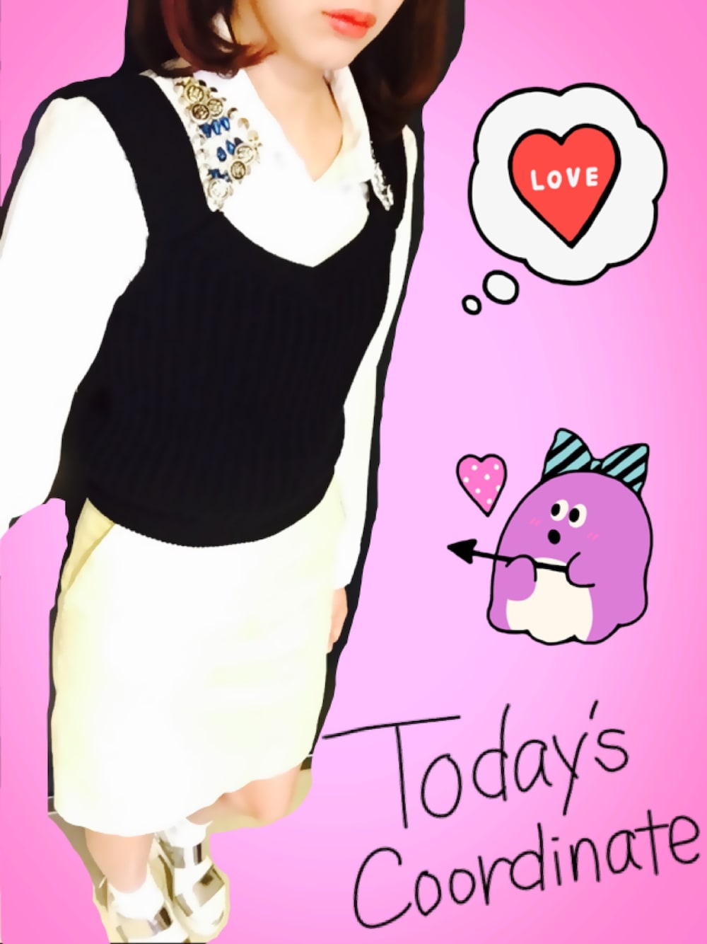 イエロー系のスカート、ホワイト系のシャツ/ブラウス、ブラック系のニット/セーターを着用したレディースの春コーディネートの1枚目の写真