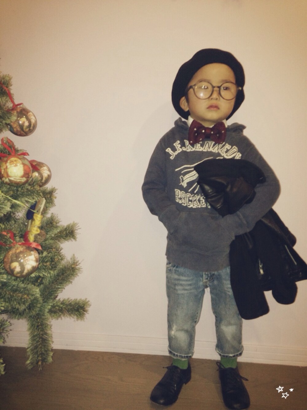 「パーティースタイル、クリスマス2014(レッド×グリーン)、シャツ×デニム、蝶ネクタイ」｜「DENIM DUNGAREEのアイテム（パーカー、ブルー系）」を使った、☆PDY☆さん（キッズ・100cm）の冬コーディネートの1枚目の写真