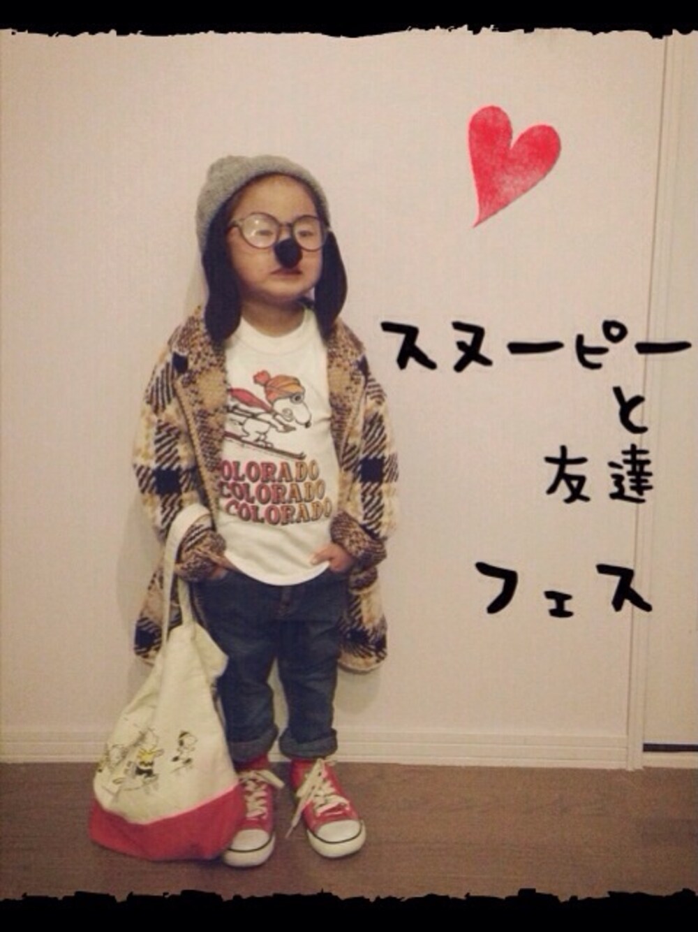 「スヌーピーと友達フェス、赤いスニーカー、きぐるみ」｜「VINTAGEのアイテム（Tシャツ/カットソー、ホワイト系）」を使った、☆PDY☆さん（キッズ・100cm）の冬コーディネートの1枚目の写真