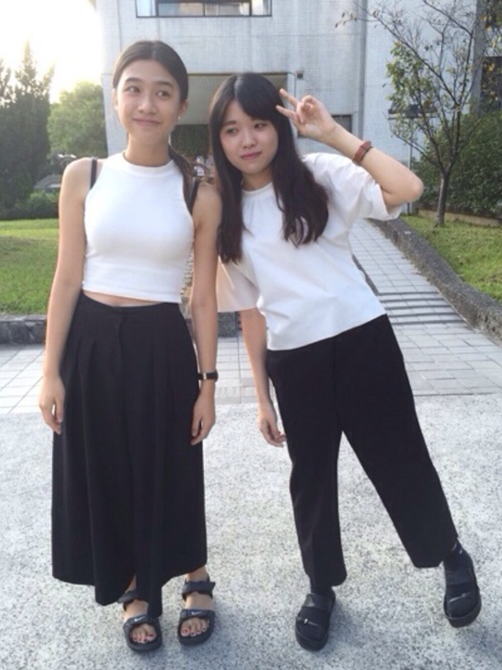 「HERMES、iohll、sandals、socks、NIKE」｜「iohllのアイテム（スラックス、ブラック系）」を使った、琲琲Alisonさん（レディース・156cm）の冬コーディネートの1枚目の写真