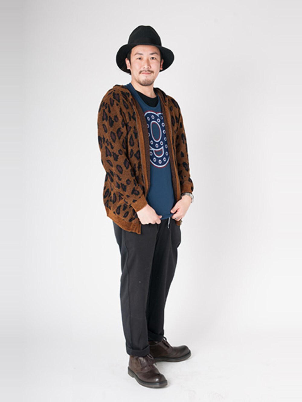 「レオパード、プリントT、glamb(glamb)」｜「glambのConrad knit parka（ニット/セーター、ブラウン系）」を使った、【glamb】TOMIYAMAさん（メンズ・173cm）の春コーディネートの1枚目の写真