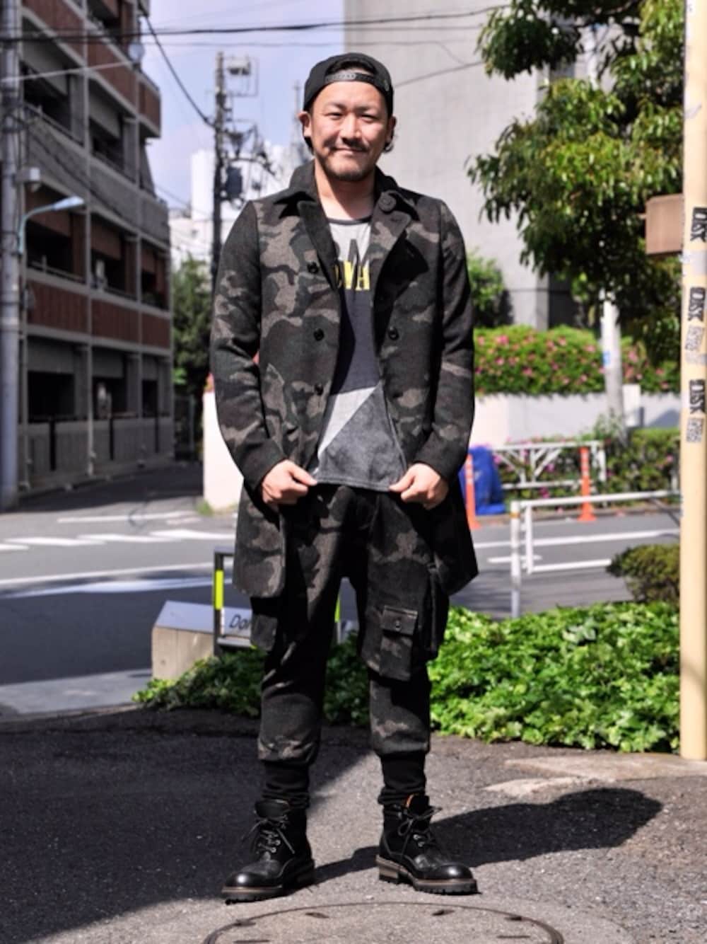 「glamb、カモフラージュ柄、リメイクT、glamb先行予約」｜「glambのKeats coat（カバーオール、その他）」を使った、【glamb】TOMIYAMAさん（メンズ・173cm）の春コーディネートの1枚目の写真