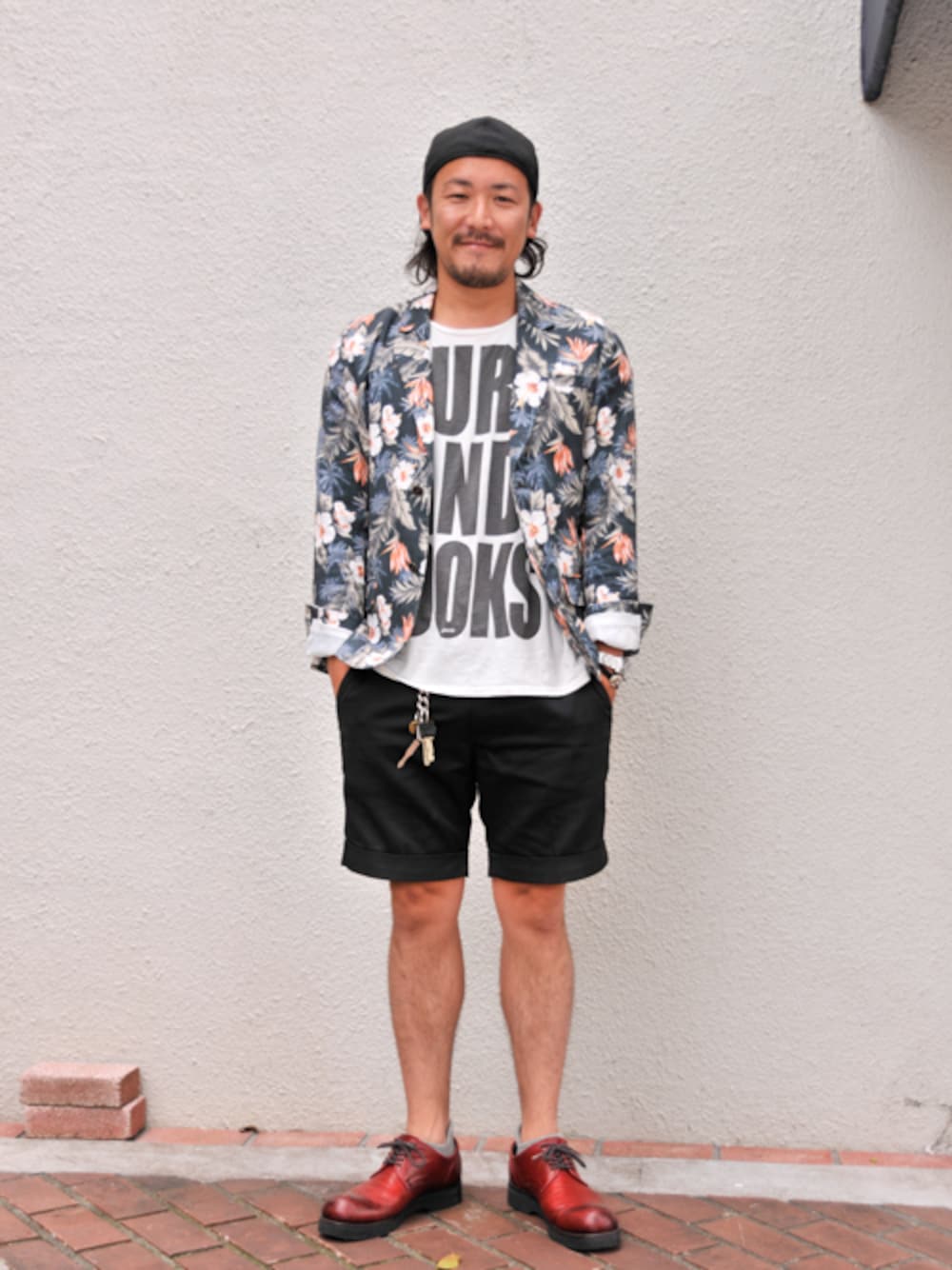 「ジャケット、花柄、ショートパンツ、glamb、花柄ｼﾞｬｹｯﾄ、黒ショートパンツ」｜「glambのHalekulani JKT（テーラードジャケット、ホワイト系）」を使った、【glamb】TOMIYAMAさん（メンズ・173cm）の夏コーディネートの1枚目の写真