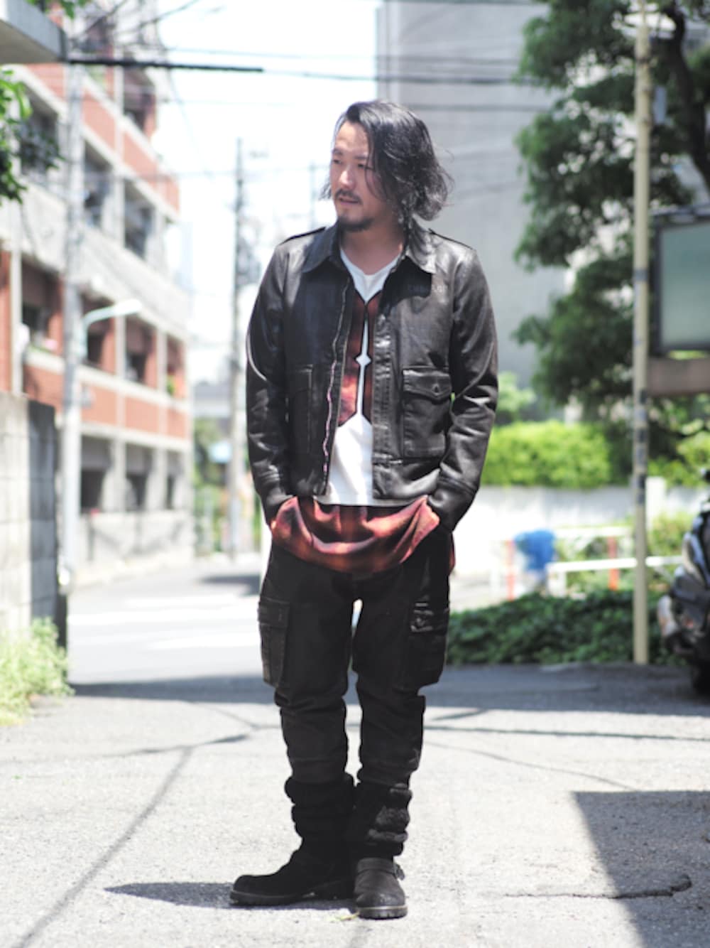 「ブーツ、レザージャケット、glamb、チェック柄、レッグウォーマー、レザーパンツ」｜「glambのBettie A-2 JKT（ジャケット/アウター、ブラック系）」を使った、【glamb】TOMIYAMAさん（メンズ・173cm）の夏コーディネートの1枚目の写真