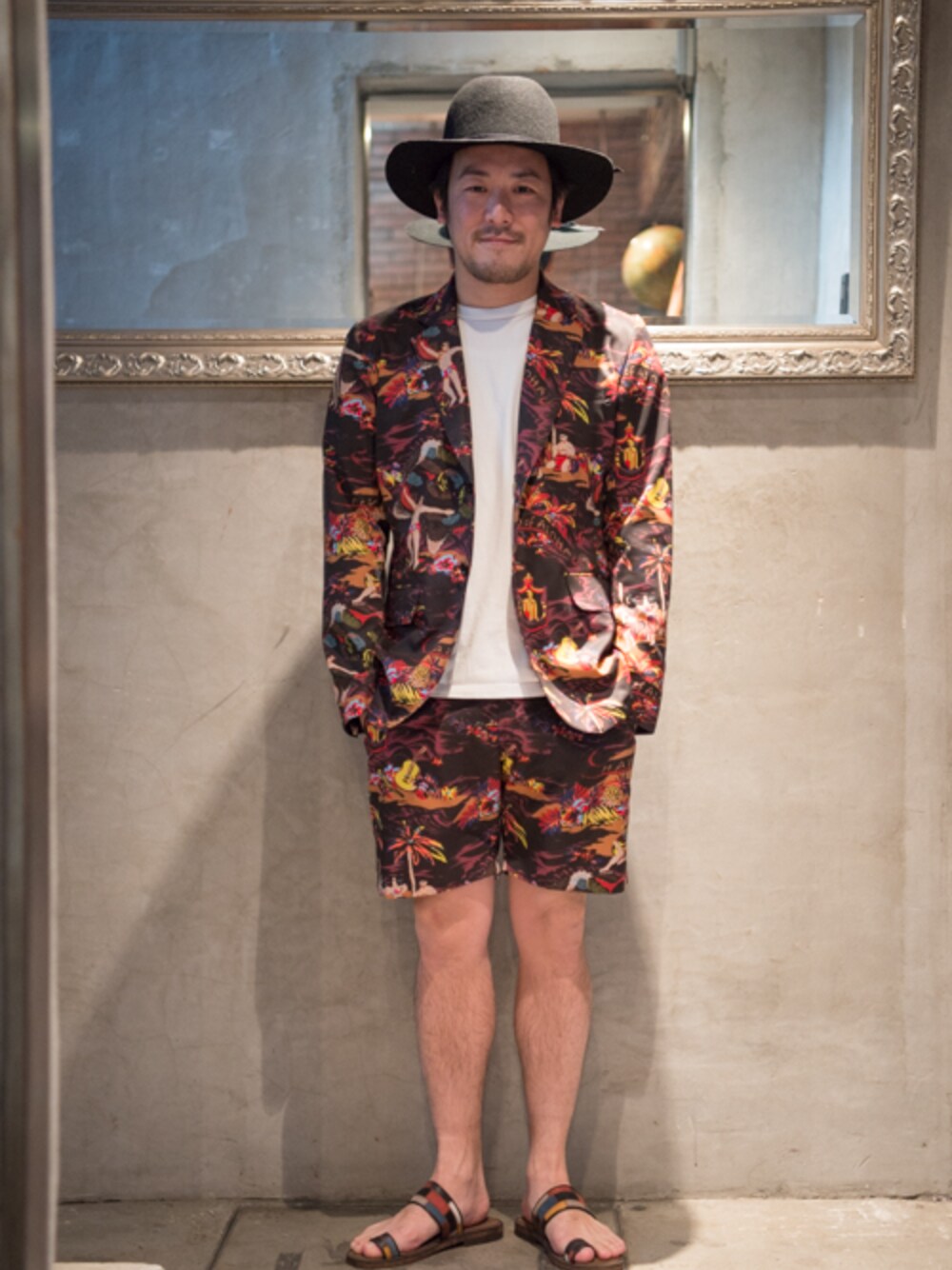 「セットアップ、glamb、 テーラードジャケット、 ショーツ、 サンダル、 アロハ柄 」｜「glambのKauai tailored JKT（テーラードジャケット、ブラック系）」を使った、【glamb】TOMIYAMAさん（メンズ・173cm）の冬コーディネートの1枚目の写真