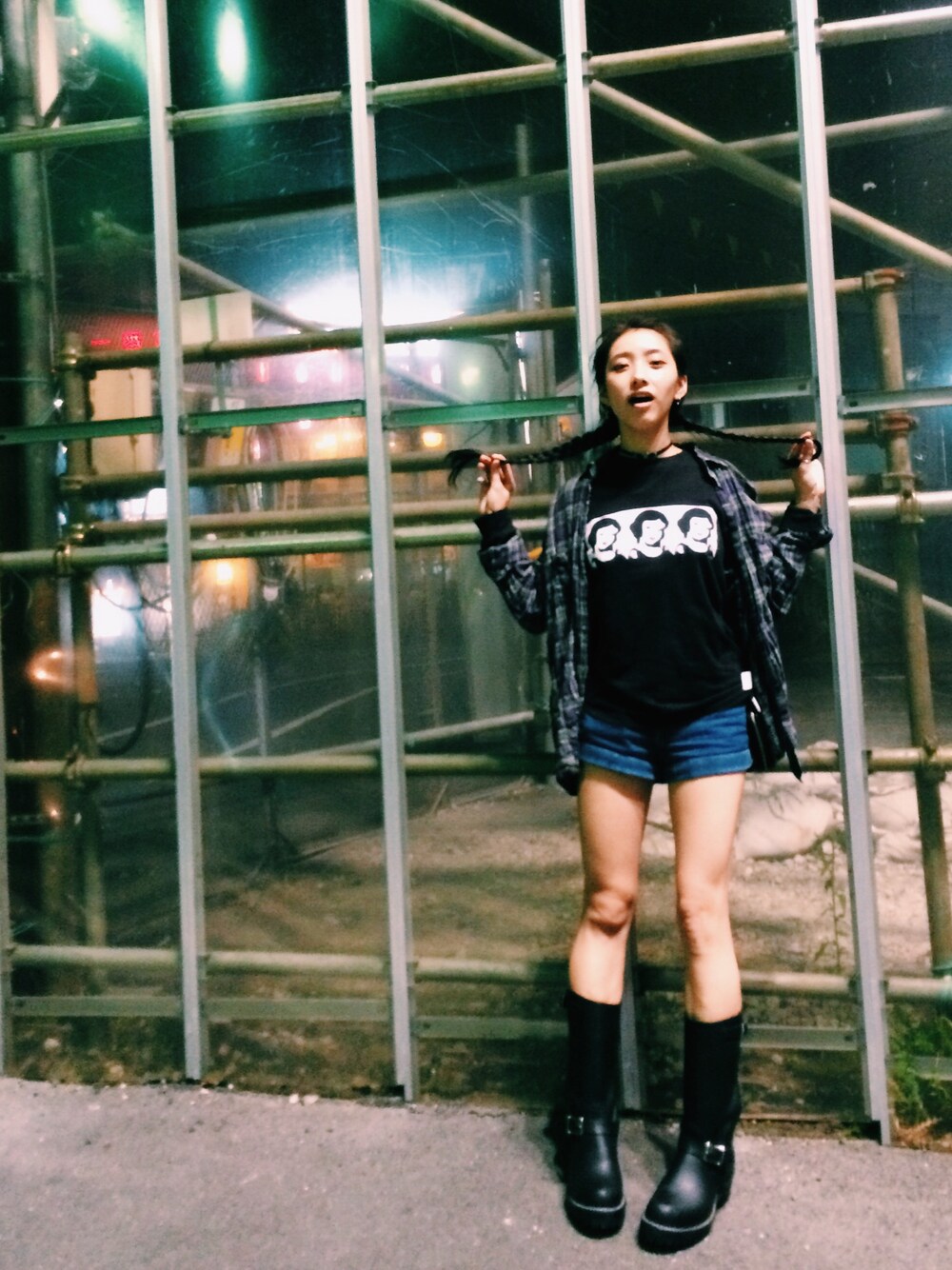 「エンジニアブーツ、パンク」｜「American ApparelのAmerican Apparel Boyfriend Short（デニムパンツ、ブルー系）」を使った、中田クルミさん（レディース・168cm）の春コーディネートの1枚目の写真