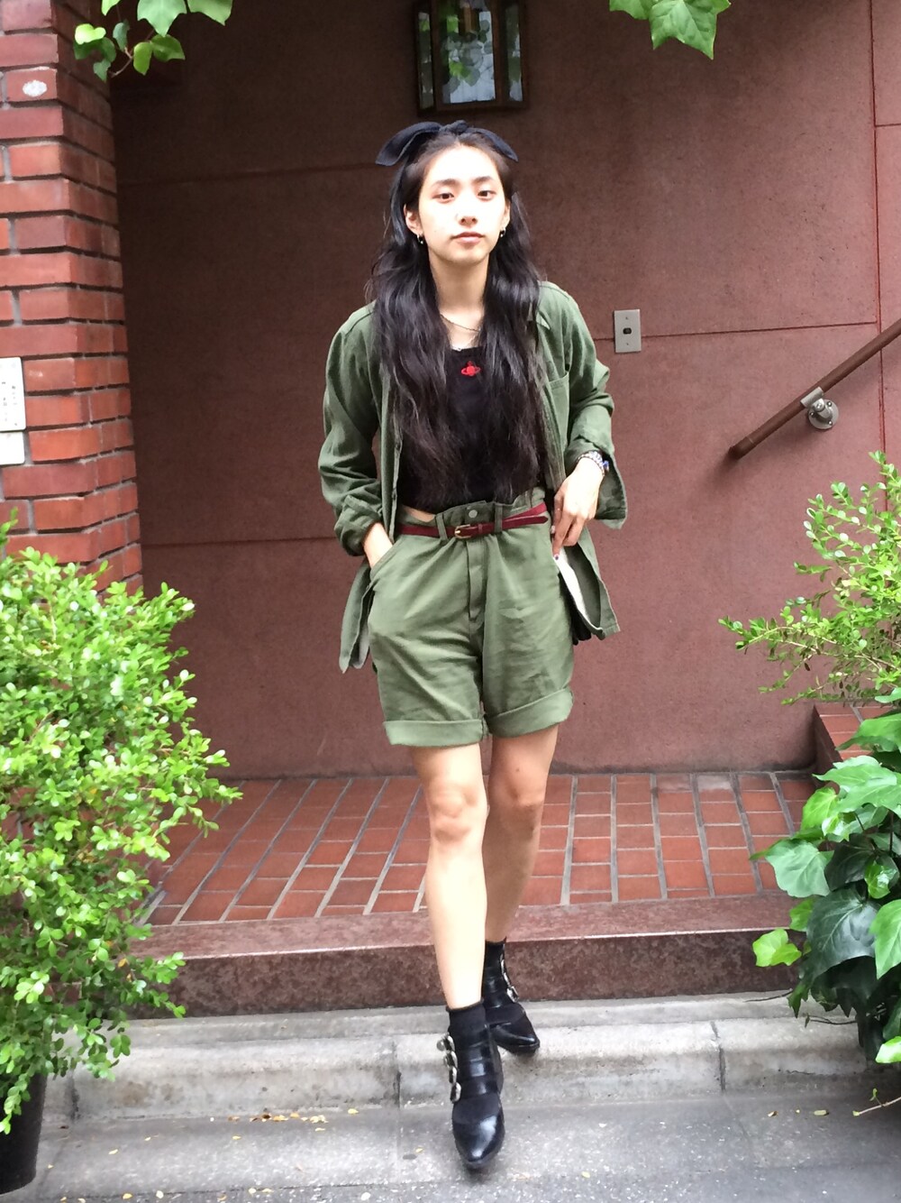 「セットアップ、ミリタリー」｜「MIDWESTのTOGA　Emboss buckle boots（その他シューズ、ブラック系）」を使った、中田クルミさん（レディース・168cm）の夏コーディネートの1枚目の写真