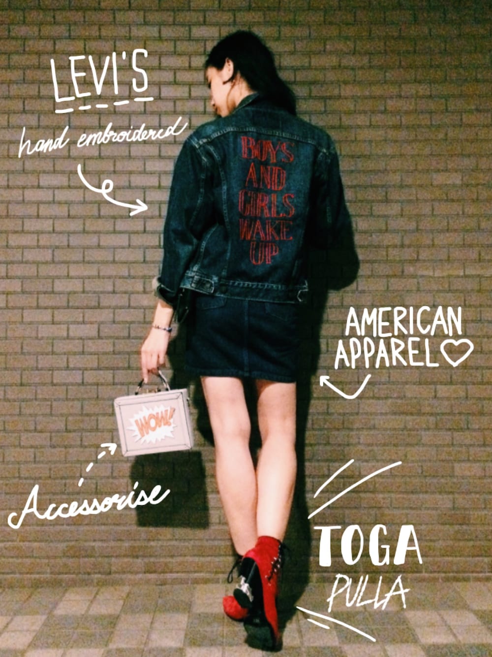 ブルー系のデニムジャケット、ブルー系のデニムスカート、グレー系のショルダーバッグを着用したレディースの秋コーディネートの1枚目の写真