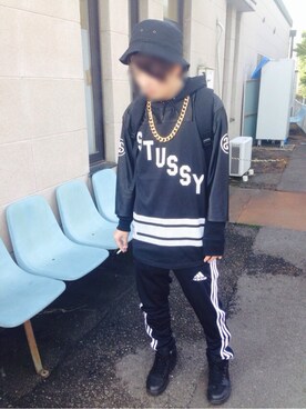 「STUSSY（ステューシー）のアイテム（Tシャツ/カットソー、ブラック系）」を使った、mozukuさん（メンズ・165cm）の冬コーディネート