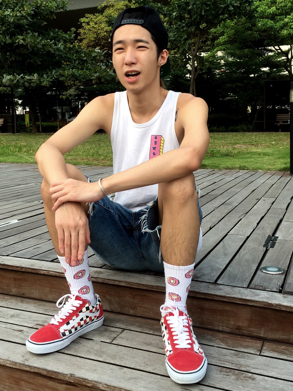 「VANSのアイテム（スニーカー、レッド系）」を使った、Louis Ngさん（メンズ・173cm）の秋コーディネートの1枚目の写真