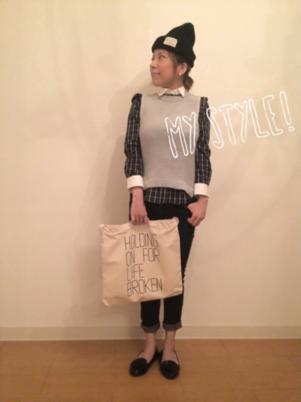 グリーン系のシャツ/ブラウス、グレー系のベスト、ホワイト系のショルダーバッグを着用したレディースの秋コーディネートの1枚目の写真