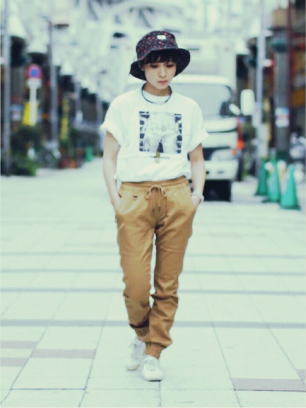 「ストリート」｜「PUBLISHのウィメンズ パブリッシュ ジョガーパンツ PUBLISH JOGGER Hanna（その他パンツ、ベージュ系）」を使った、ocoさん（レディース・149cm）の秋コーディネートの1枚目の写真