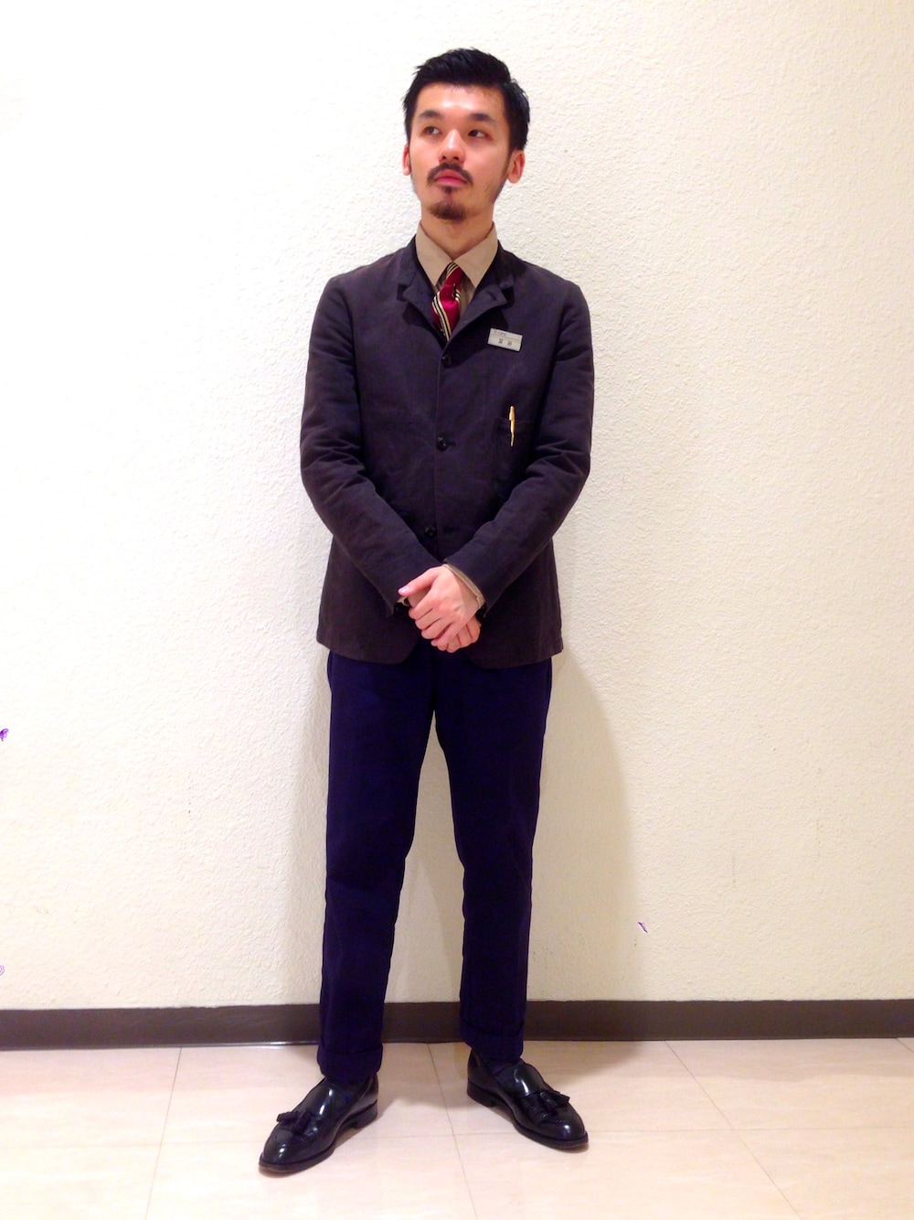 ベージュ系のシャツ/ブラウス、レッド系のネクタイ、ブラック系のドレスシューズを着用したメンズの冬コーディネートの1枚目の写真