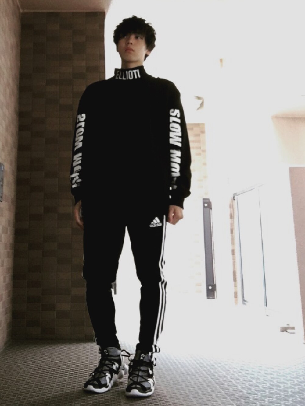 「Y-3、adidas、kyujo high、韓国ブランド、スキニージーンズ」｜「adidasのメンズ アディダス ジャージ トラックパンツ adidas Originals OPEN HEM TRACK PANTS AJ6984/AJ6985（その他パンツ、ブラック系）」を使った、hrgmさん（メンズ・173cm）の秋コーディネートの1枚目の写真
