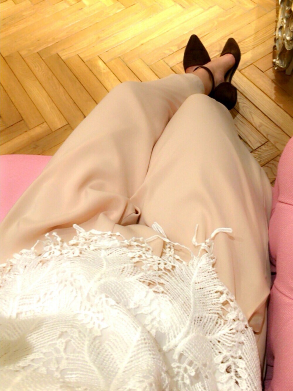 ピンク系のその他パンツ、ホワイト系のタンクトップ、ブラウン系のパンプスを着用したレディースの夏コーディネートの1枚目の写真