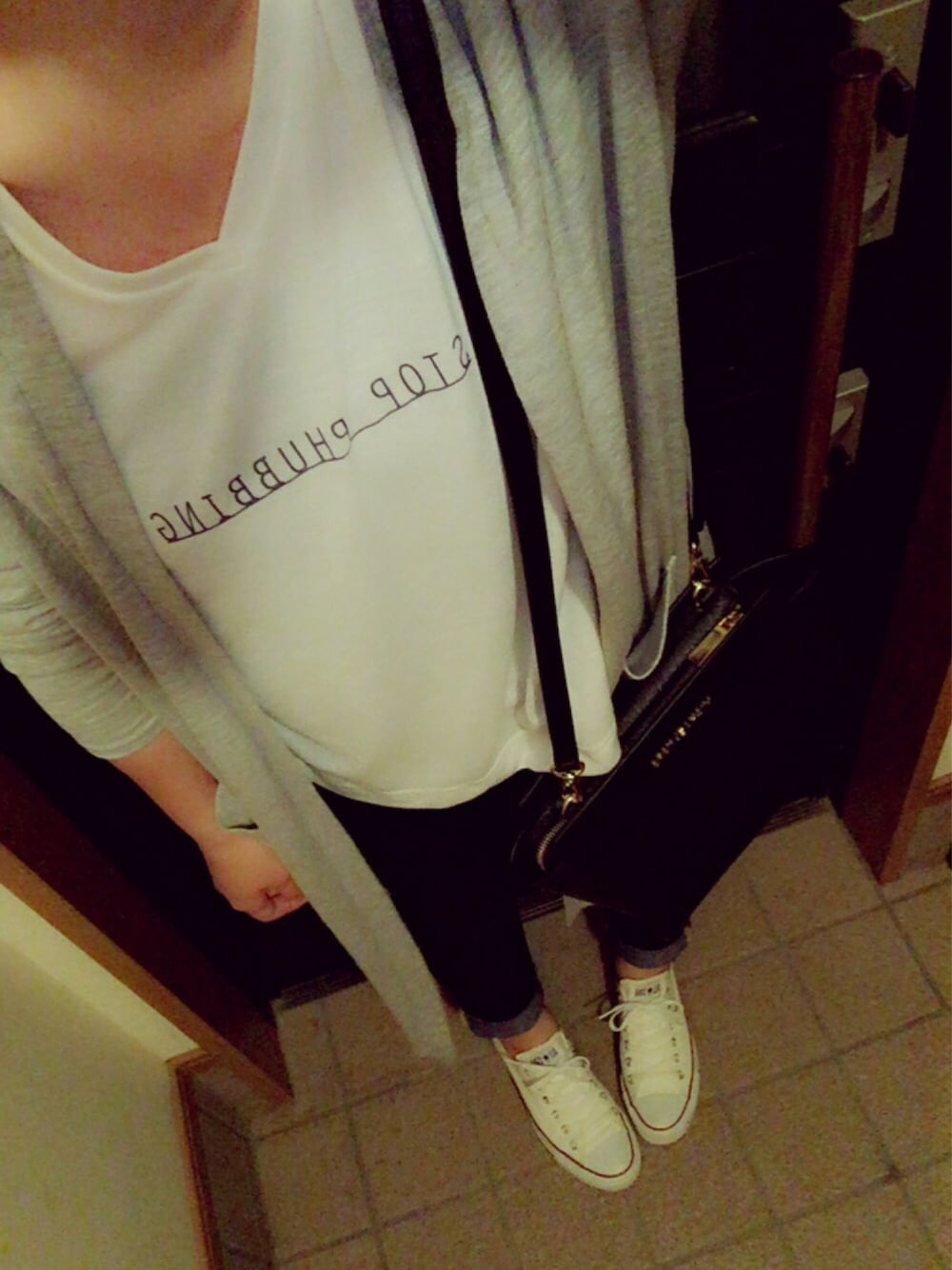 ホワイト系のTシャツ/カットソー、グレー系のカーディガン/ボレロ、ブルー系のデニムパンツを着用したレディースの春コーディネートの1枚目の写真