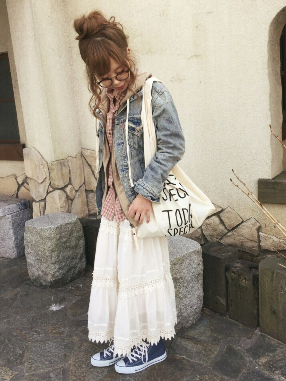 ホワイト系のエコバッグ/サブバッグ、レッド系のシャツ/ブラウス、ブルー系のジャケット/アウターを着用したレディースの春コーディネートの1枚目の写真