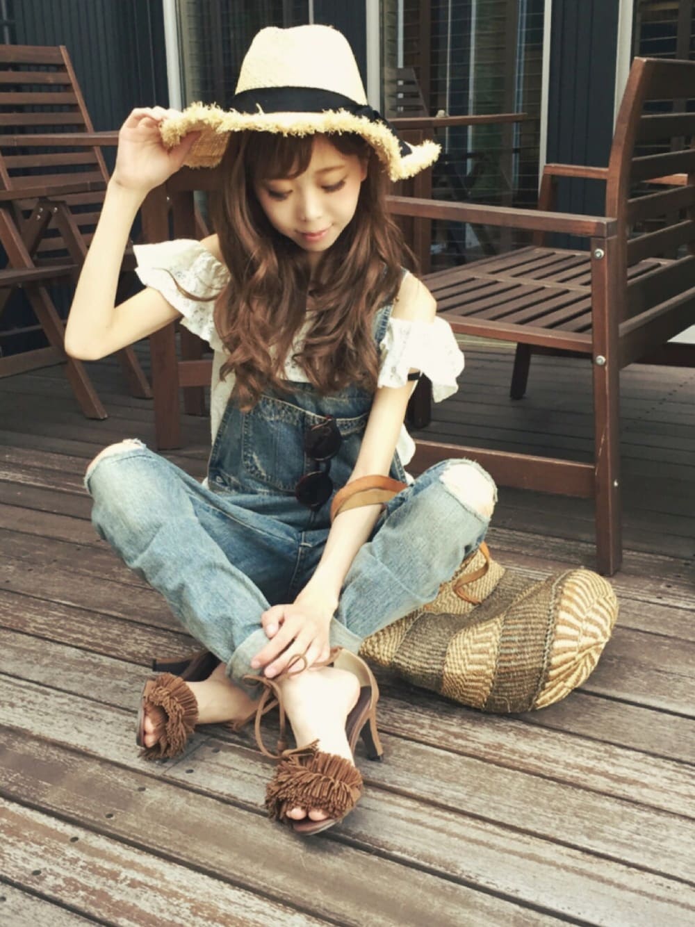 ブルー系のオールインワン・サロペット、ホワイト系のシャツ/ブラウス、ベージュ系のトートバッグを着用したレディースの夏コーディネートの1枚目の写真