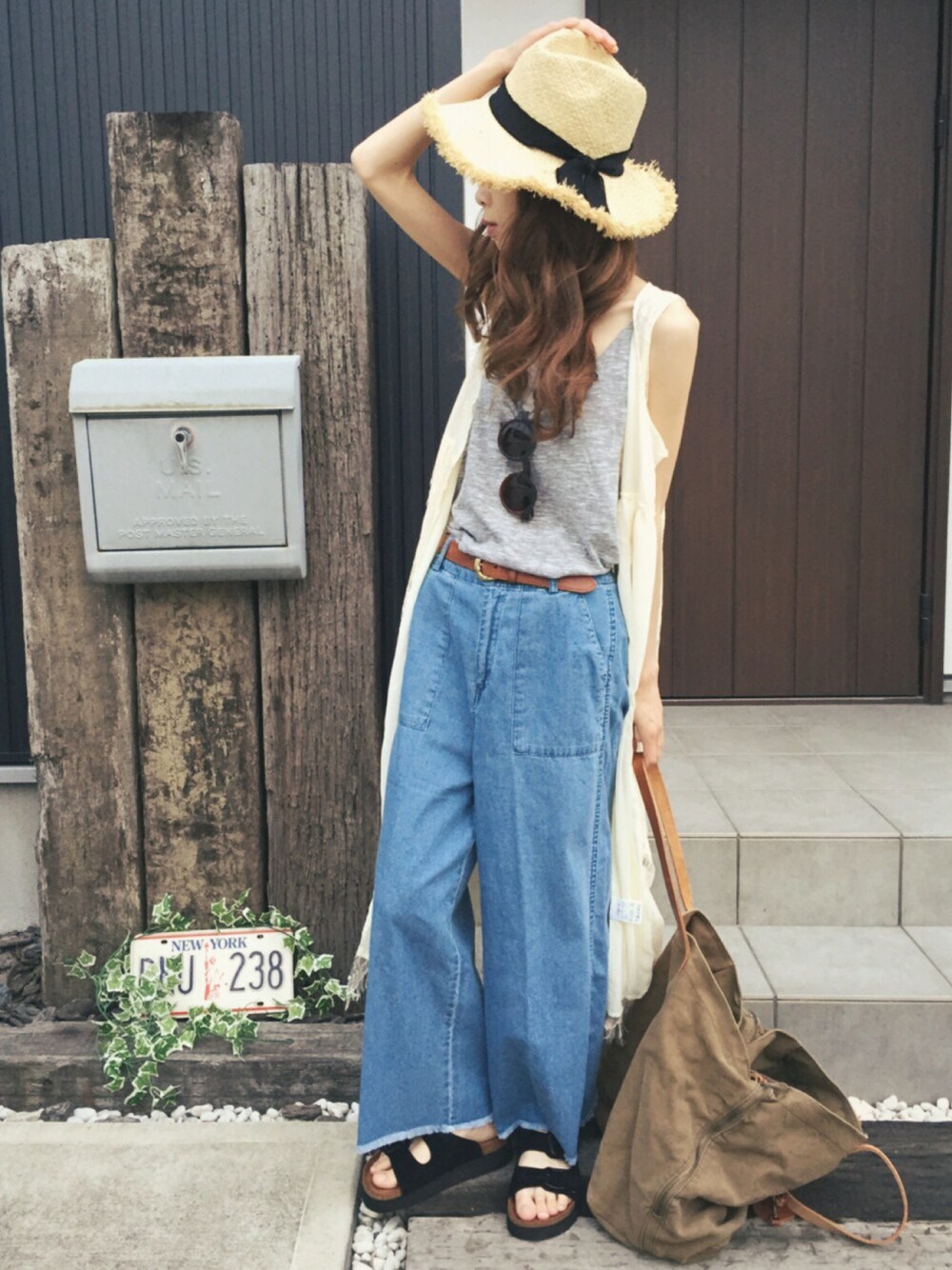 グレー系のタンクトップ、ホワイト系のワンピース、グリーン系のトートバッグを着用したレディースの夏コーディネートの1枚目の写真