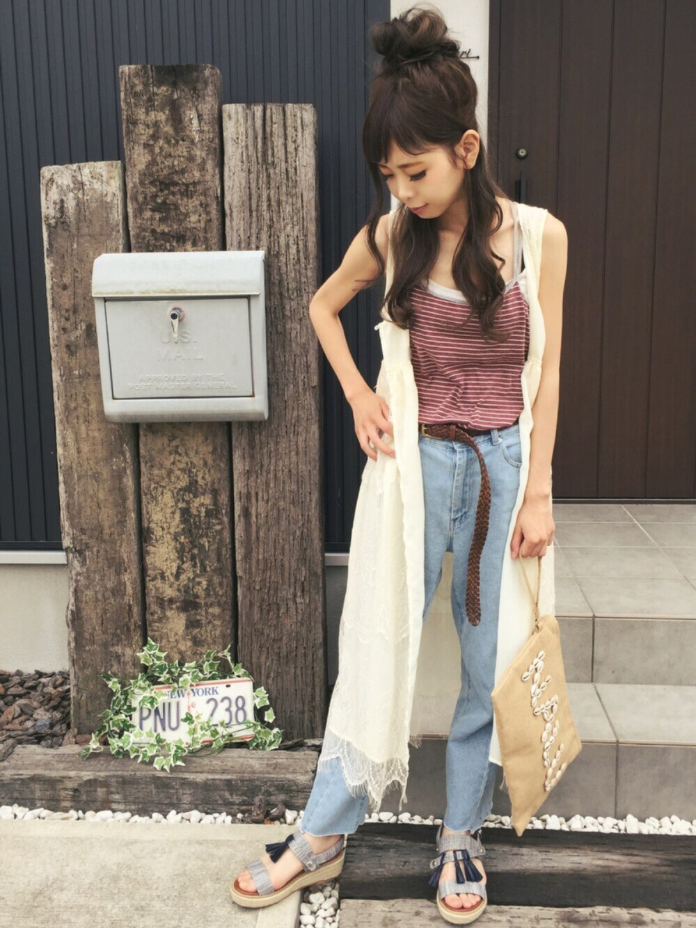 レッド系のキャミソール、ブルー系のデニムパンツ、ホワイト系のワンピースを着用したレディースの夏コーディネートの1枚目の写真