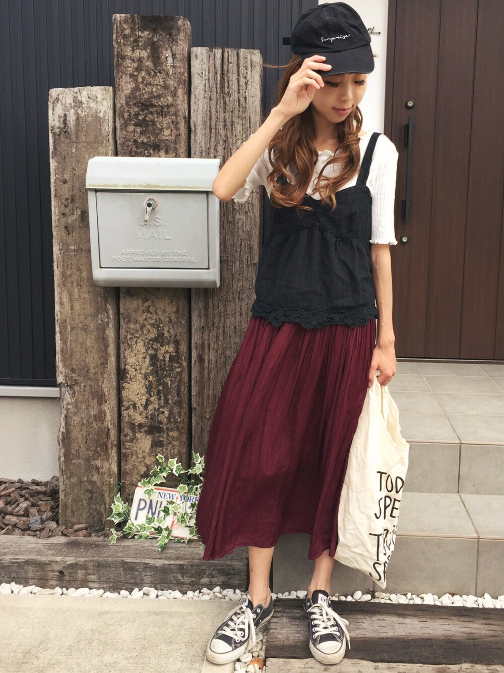 ブラック系のその他トップス、ホワイト系のTシャツ/カットソー、レッド系のスカートを着用したレディースの夏コーディネートの1枚目の写真
