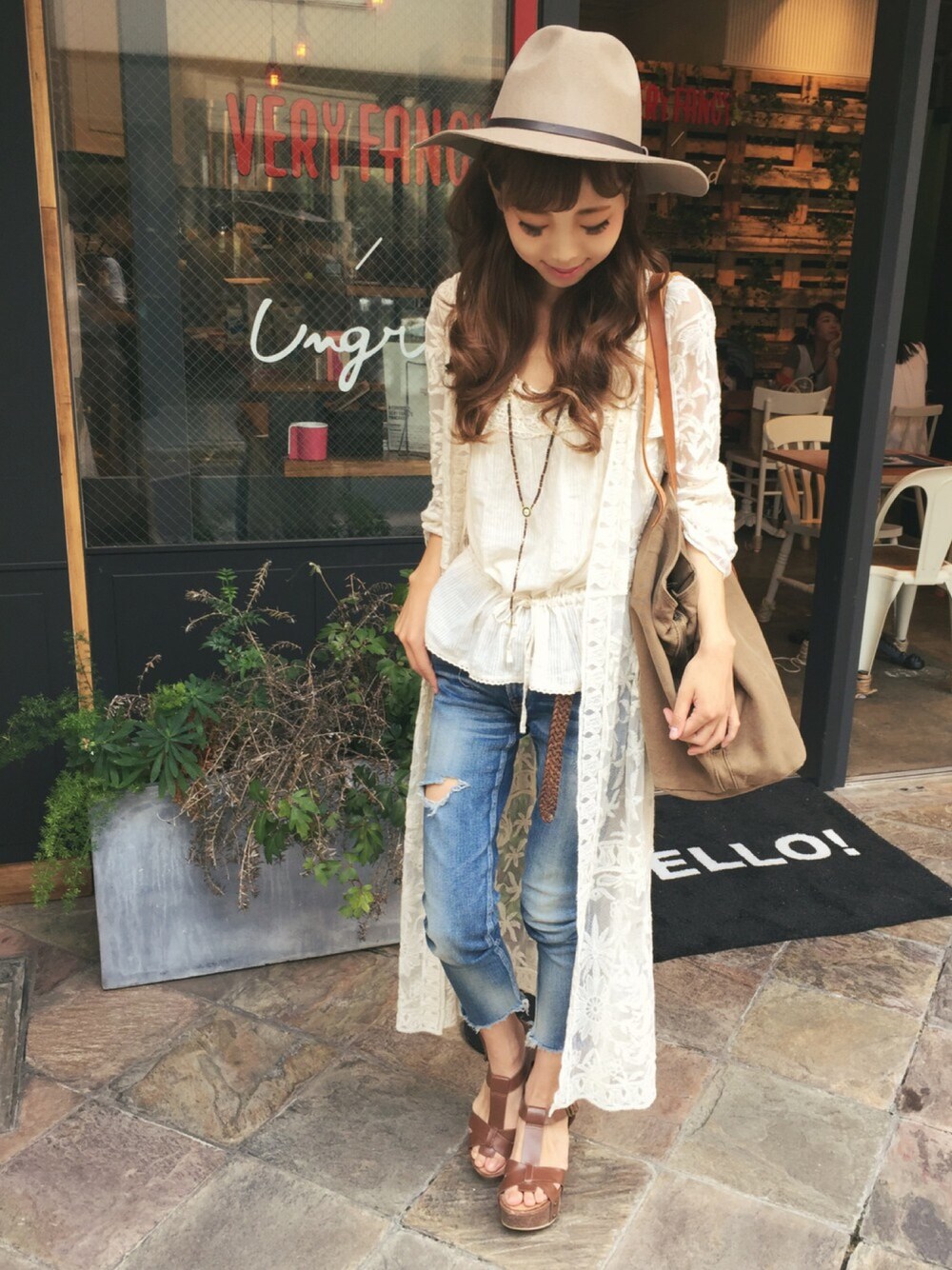 ホワイト系のシャツ/ブラウス、ブルー系のデニムパンツ、ホワイト系のカーディガン/ボレロを着用したレディースの秋コーディネートの1枚目の写真