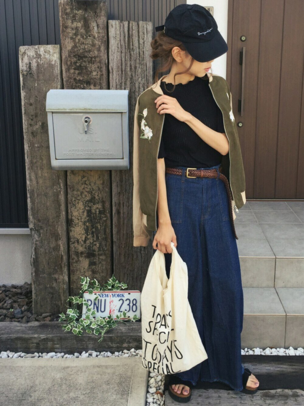 清水夏姫さんの「微起毛刺しゅうスカジャン（OZOC）」を使ったコーディネート