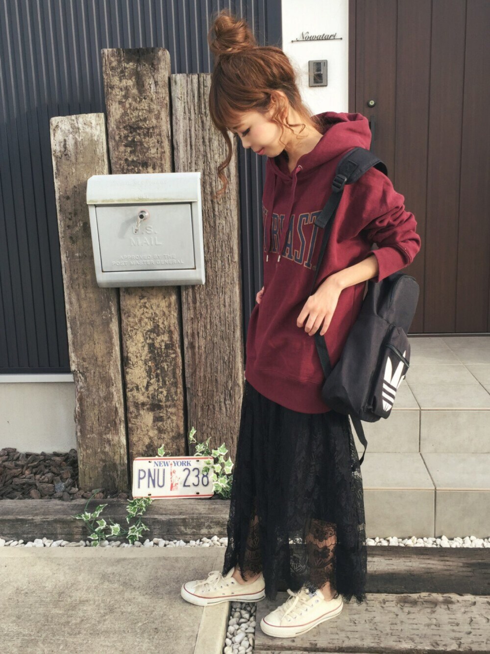 「OZOC、秋のコーデ、ラフ、秋、カジュアル、大人カジュアル、casual、converse、パーカー、ゆるコーデ」｜「OZOCのレース切替ミディスカート（スカート、ブラック系）」を使った、清水夏姫さん（レディース・160cm）の秋コーディネートの1枚目の写真
