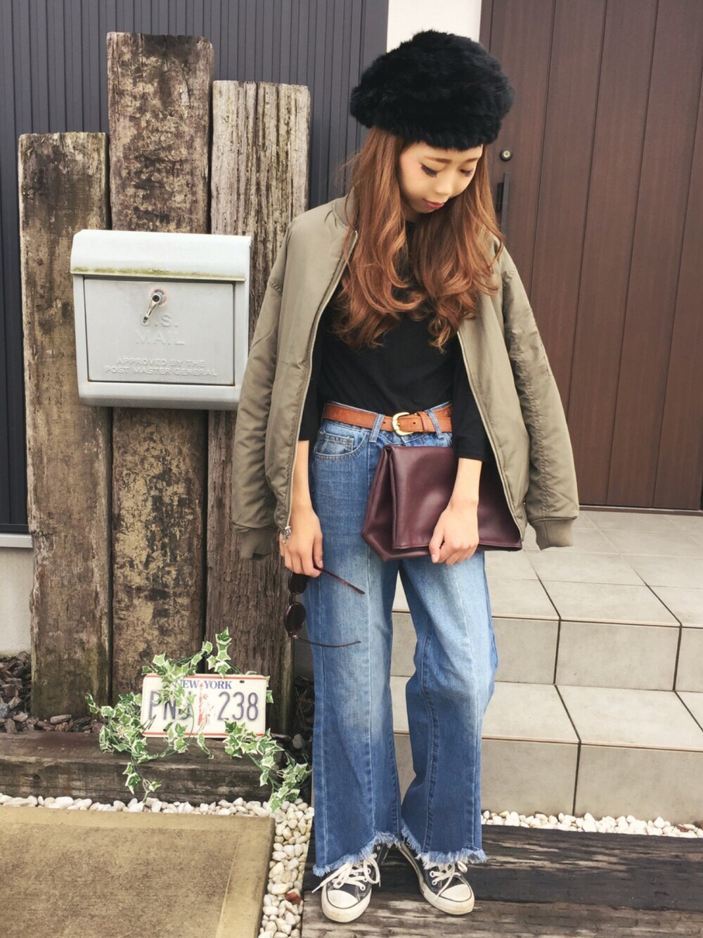 ブルー系のデニムパンツ、グリーン系のブルゾン、ブラウン系のTシャツ/カットソーを着用したレディースの秋コーディネートの1枚目の写真