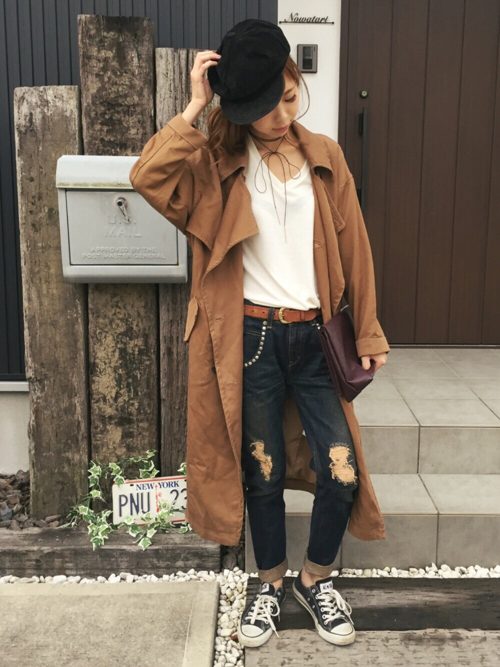 ブルー系のデニムパンツ、イエロー系のトレンチコート、ホワイト系のTシャツ/カットソーを着用したレディースの秋コーディネートの1枚目の写真