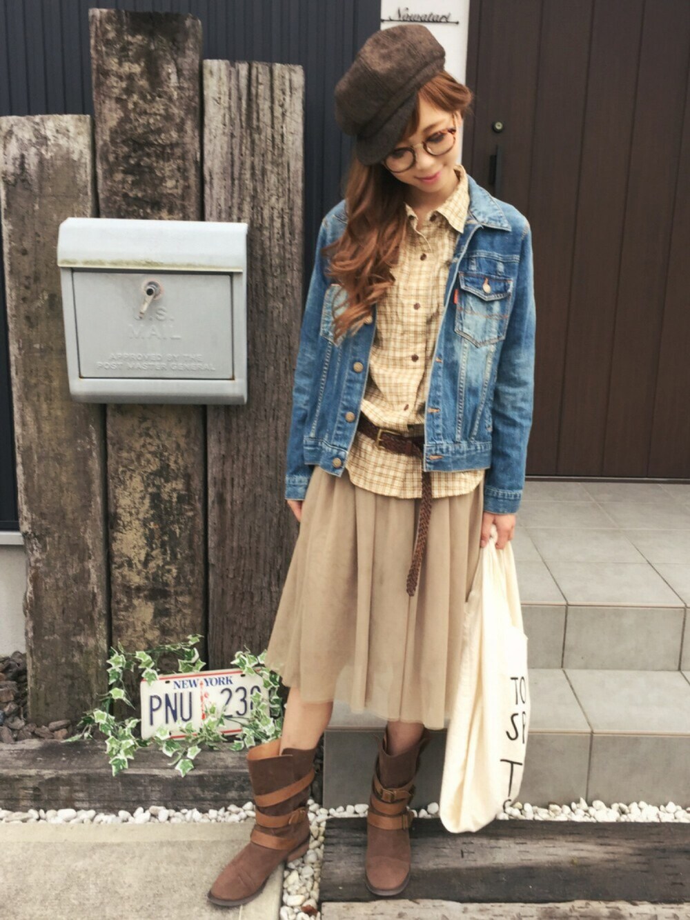 ブルー系のデニムジャケット、イエロー系のシャツ/ブラウス、ホワイト系のスカートを着用したレディースの秋コーディネートの1枚目の写真