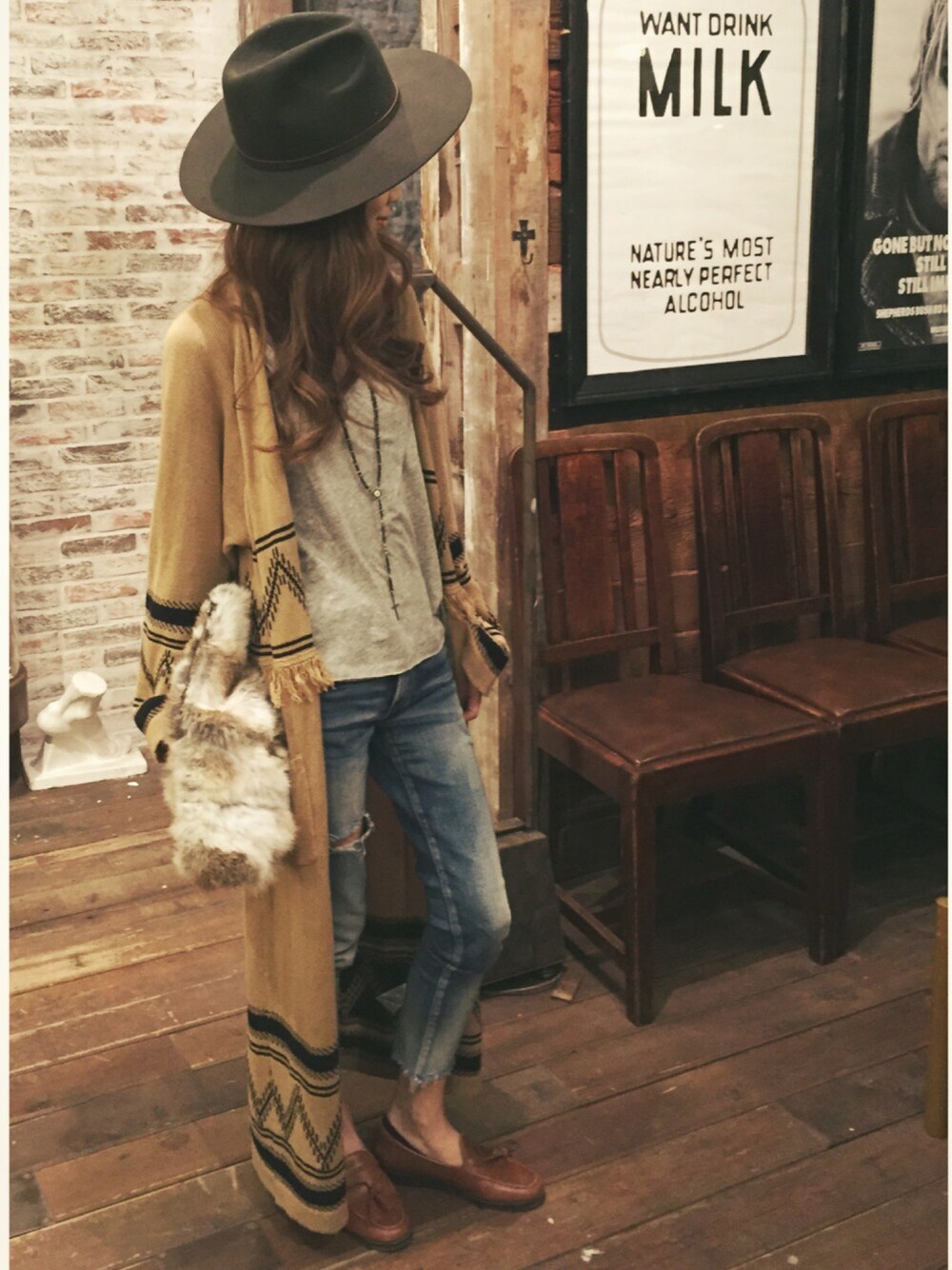 グレー系のTシャツ/カットソー、ブルー系のデニムパンツ、ブラウン系のその他シューズを着用したレディースの秋コーディネートの1枚目の写真