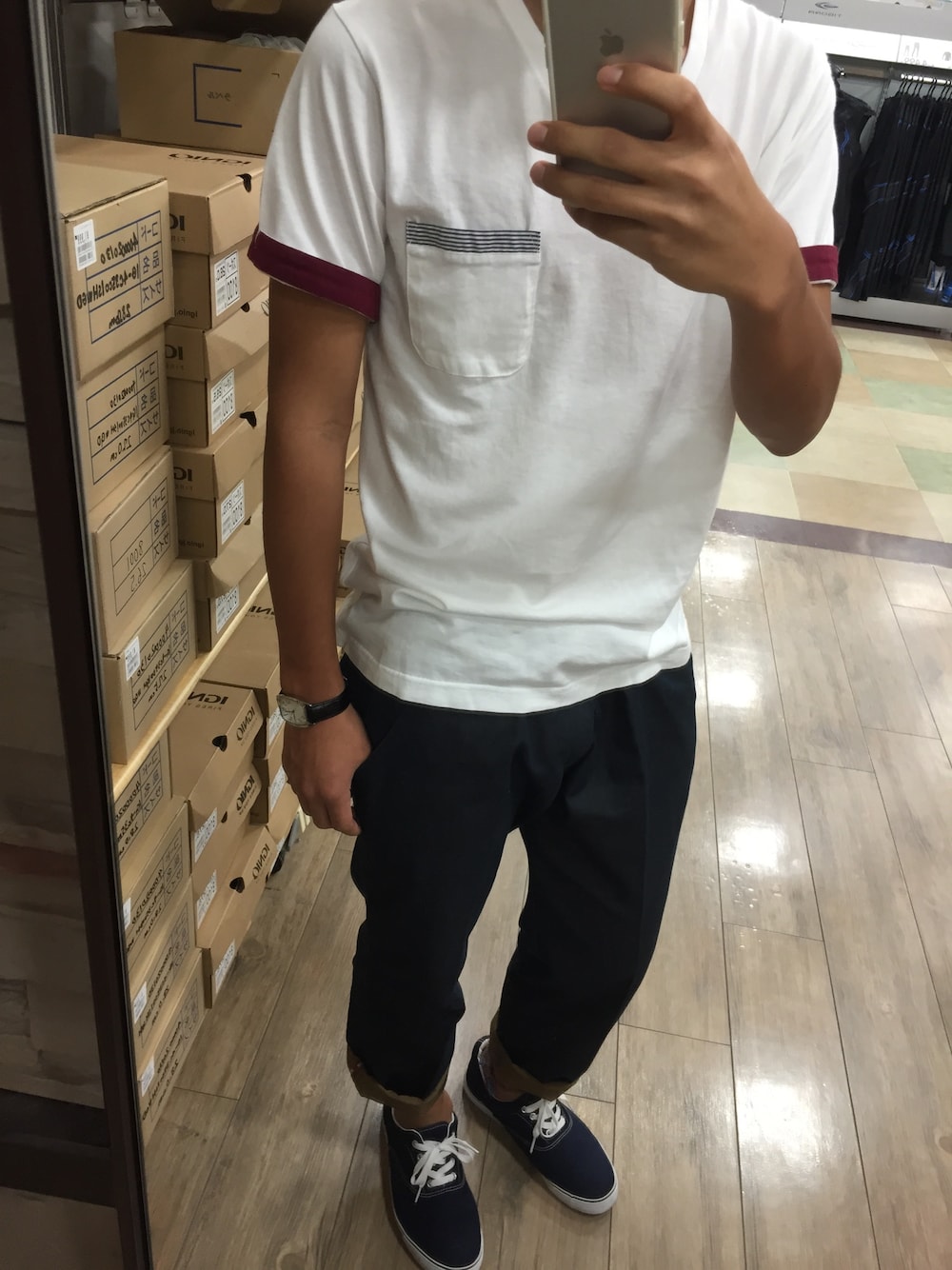 ホワイト系のTシャツ/カットソー、ブラック系のその他パンツを着用したメンズの秋コーディネートの1枚目の写真