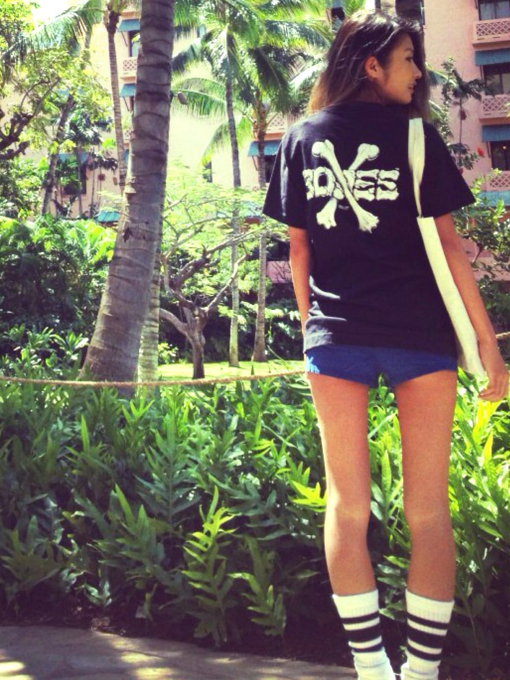 ブルー系のその他パンツ、ブラック系のスニーカー、ホワイト系のソックス/靴下を着用したレディースの秋コーディネートの1枚目の写真