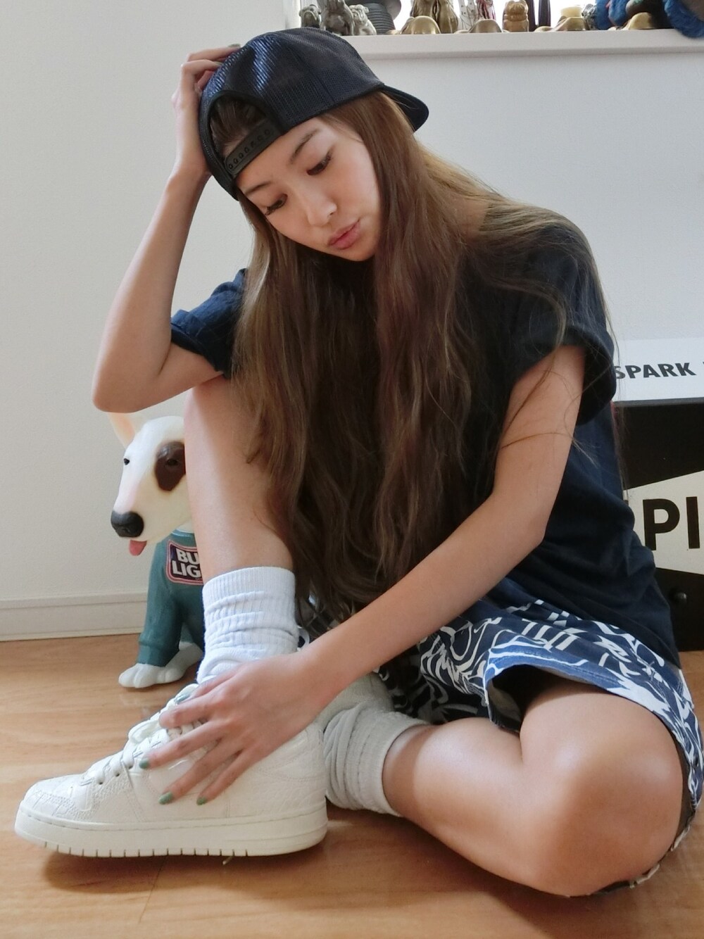 ホワイト系のスニーカーを着用したレディースの夏コーディネートの1枚目の写真