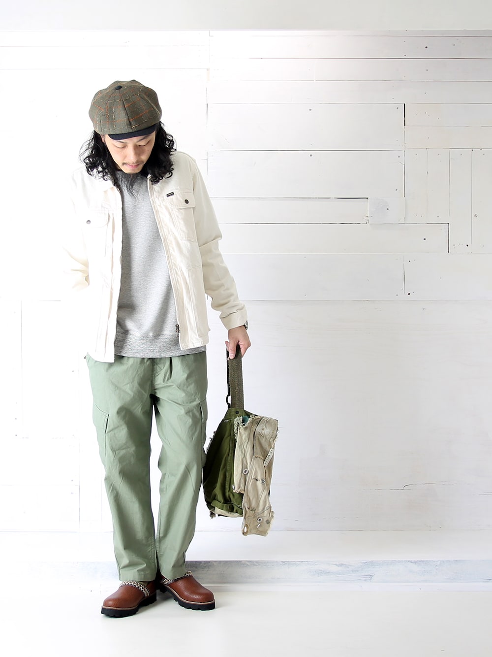 グリーン系のその他を着用したメンズの冬コーディネートの1枚目の写真