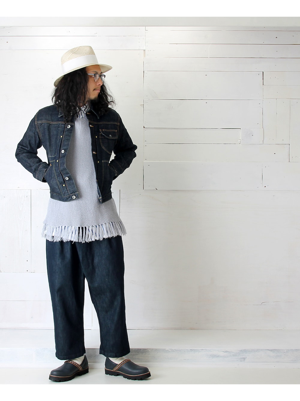 ブルー系のその他を着用したメンズの春コーディネートの1枚目の写真