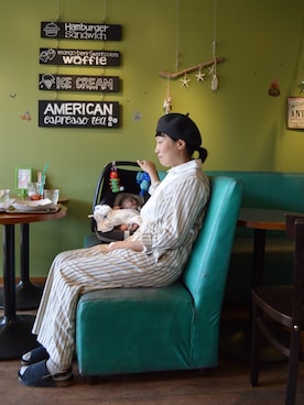 「カフェ」｜「アイテム（つなぎ/オールインワン）」を使った、accoさん（レディース・163cm）の秋コーディネート