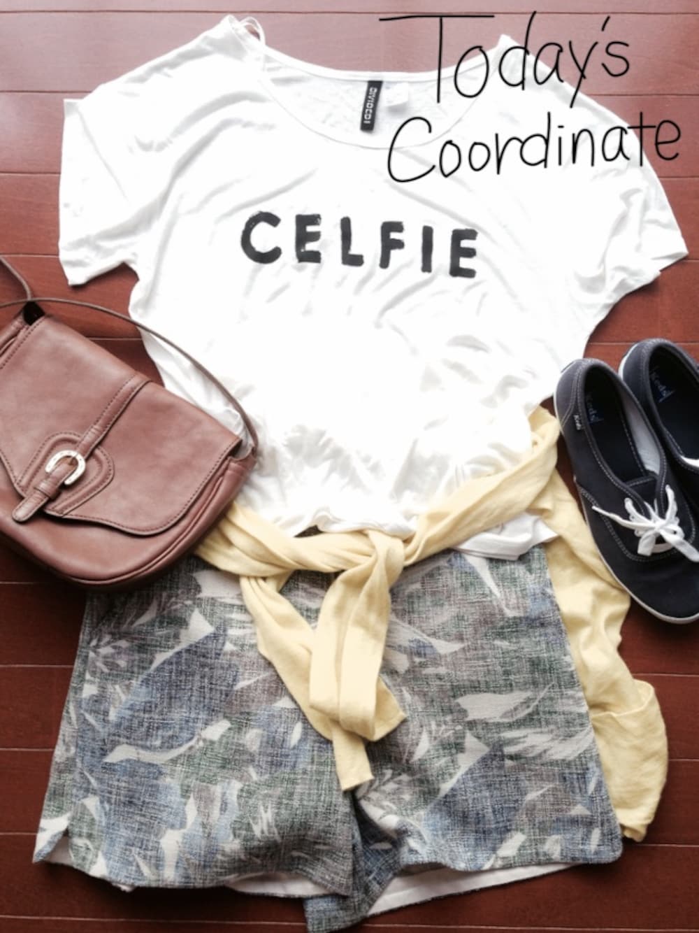 「スニーカー、ショートパンツ、ポシェット、keds、ボタニカル柄、プリントパンツ、リーフ柄、白Tシャツ、ｶｰﾃﾞｨｶﾞﾝ巻き、こしまきスタイル」｜「ノーブランド リーフ柄ショートパンツ（その他パンツ、ブルー系）」を使った、みぃ07さん（レディース・162cm）の夏コーディネートの1枚目の写真