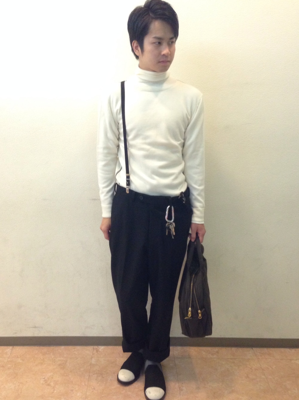「COMME des GARÇONS、lanvin on blue、白タートルネック」｜「LANVIN en Bleuのコットンカシミヤタートルネック（Tシャツ/カットソー、ホワイト系）」を使った、まるさん（メンズ・179cm）の秋コーディネートの1枚目の写真