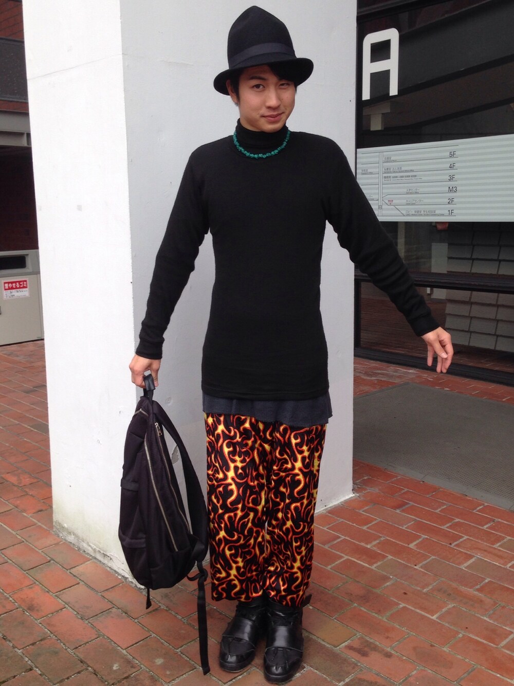 「赤×黒、ファイヤーパンツ、ハイネック、ハイカットスニーカー、黒タートルネック、ボーラーハット」｜「アイテム（ハット、ブラック系）」を使った、まるさん（メンズ・179cm）の秋コーディネートの1枚目の写真